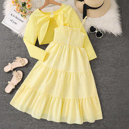 Vestido de niña con tirantes, estampado floral y mangas largas