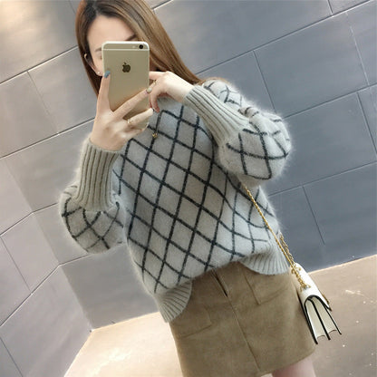 Damepullover i strik med diamantmønster og rund hals