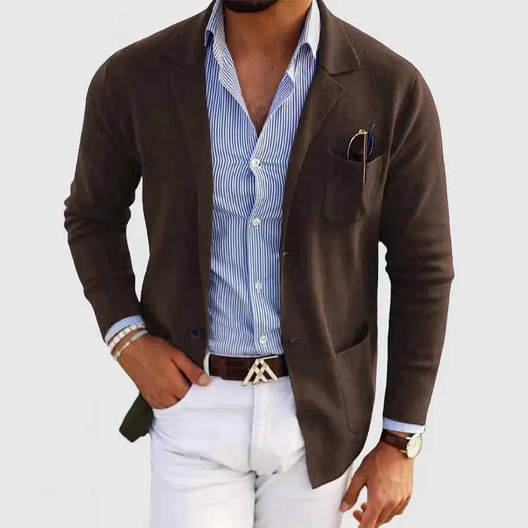 Uomo elegante in giacca marrone, camicia a righe blu e pantaloni bianchi. Moda maschile, abbigliamento casual chic, stile moderno.