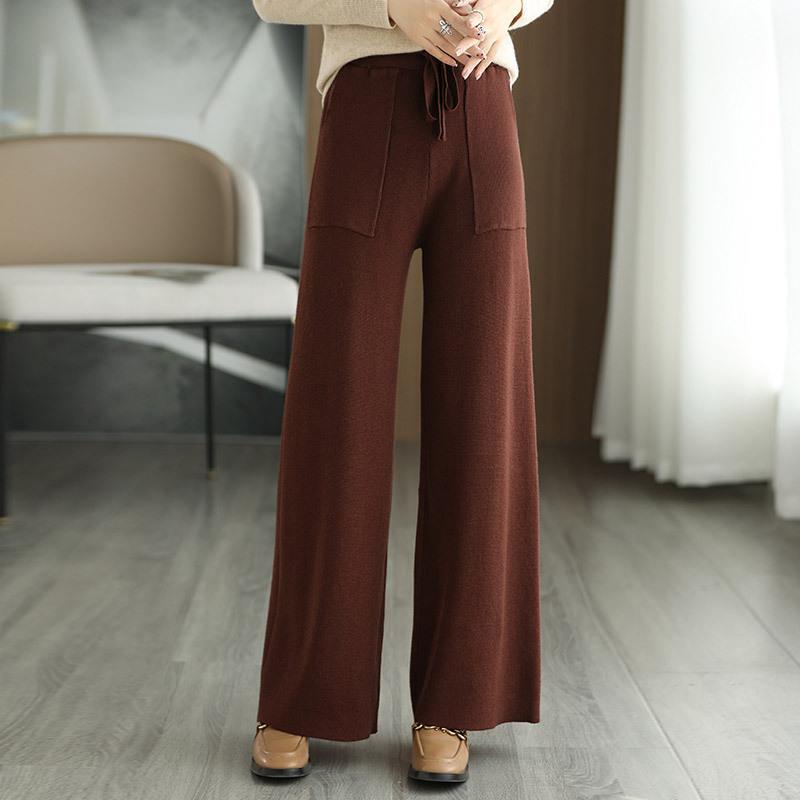 Pantaloni a palazzo marroni in tessuto morbido, indossati con maglione beige. Moda autunnale elegante, stile casual chic per donna.
