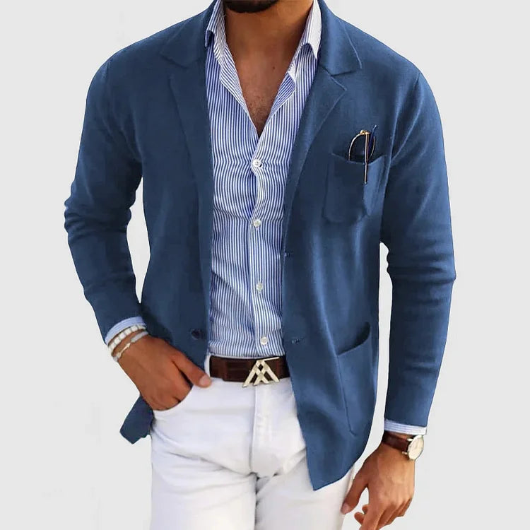 Uomo in giacca blu elegante, camicia a righe, pantaloni bianchi. Moda maschile, abbigliamento casual chic, stile moderno.