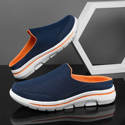 Scarpe slip-on blu e arancioni su sfondo grigio, design sportivo con suola bianca antiscivolo. Calzature comode e leggere per uomo.