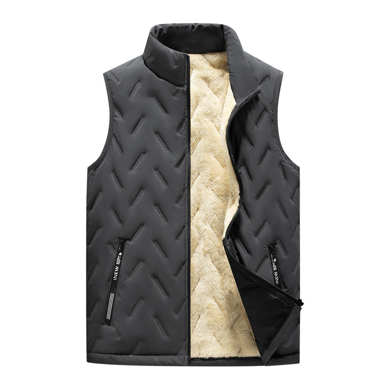 Gilet imbottito nero con interno in pelliccia sintetica beige, chiusura zip, tasche laterali. Moda uomo, abbigliamento invernale, stile casual.