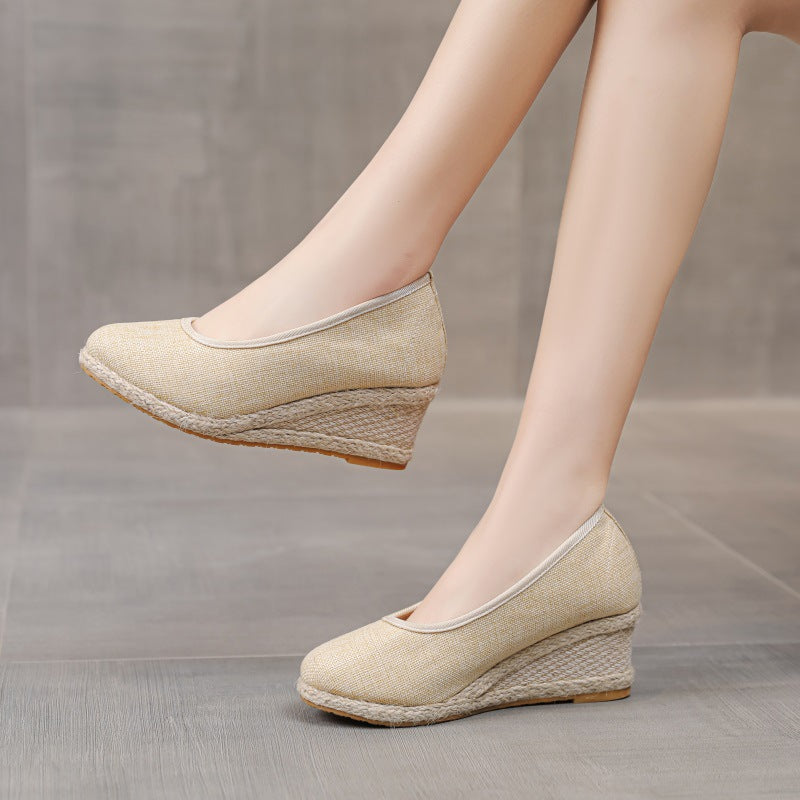 Scarpe con zeppa beige in tessuto, design elegante e moderno, perfette per l'estate. Scarpe donna comode, ideali per look casual e formali.