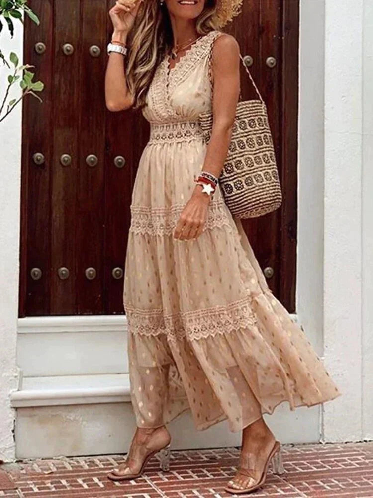 Donna in abito estivo beige con dettagli in pizzo, borsa di paglia intrecciata, sandali trasparenti, davanti a una porta in legno. Moda estiva elegante.