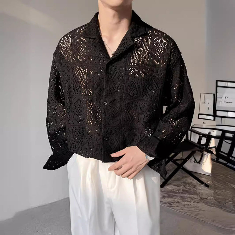 Camicia nera traforata da uomo, elegante e moderna, abbinata a pantaloni bianchi. Moda maschile, stile contemporaneo, abbigliamento casual chic.