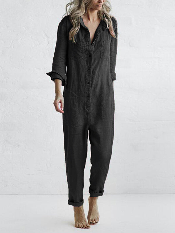 Donna in tuta jumpsuit nera, maniche lunghe, senza scarpe, su sfondo bianco. Moda casual, abbigliamento femminile, stile minimalista.