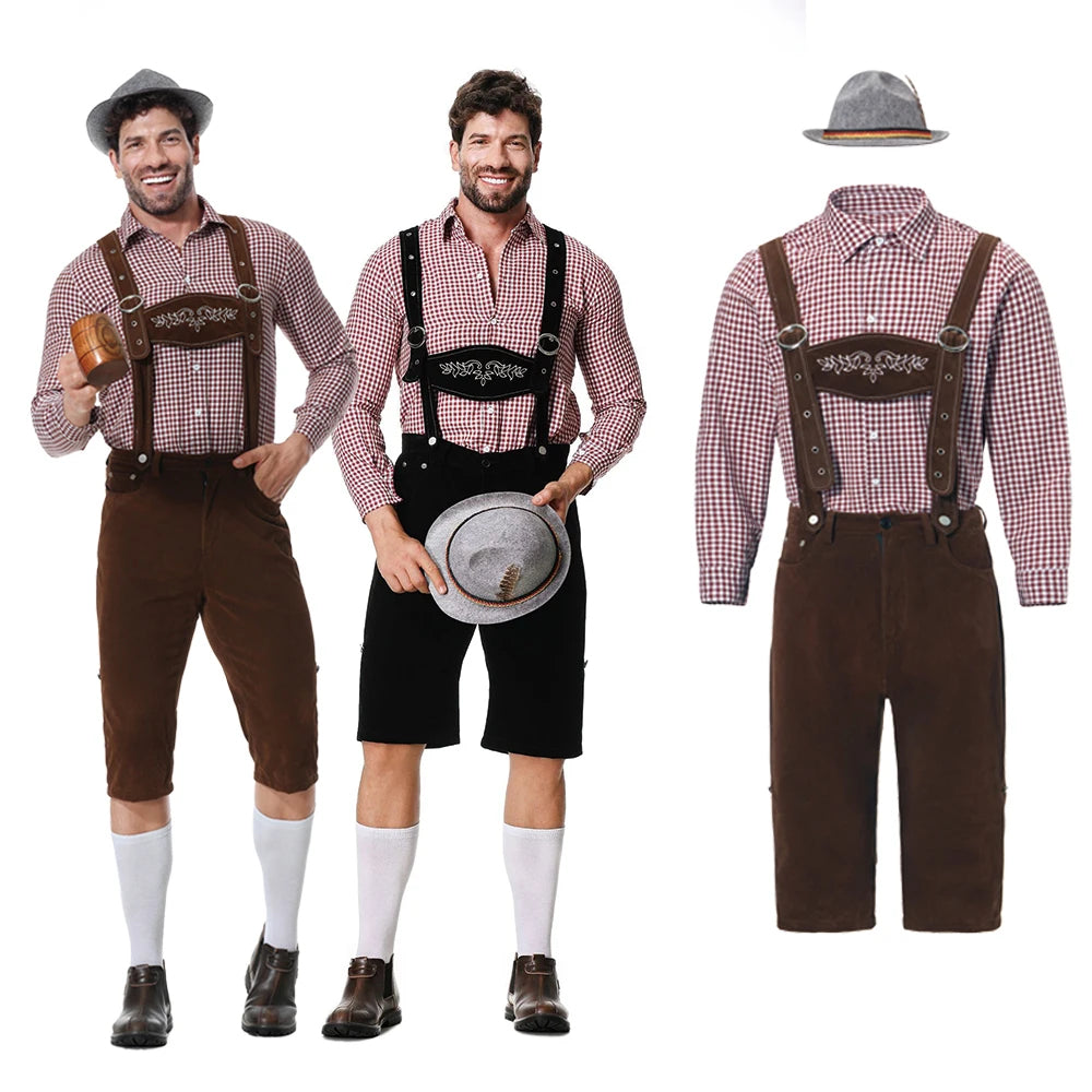 Uomo in costume tradizionale bavarese con lederhosen marroni, camicia a quadri rossi, calze bianche e cappello grigio. Abbigliamento Oktoberfest.