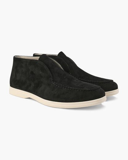 Scarpe mocassino uomo in pelle scamosciata nera, suola bianca. Eleganti e casual, ideali per moda maschile e abbigliamento quotidiano.