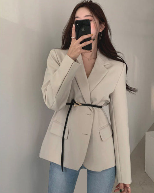 Women's cropped autumn blazer with a slim fit and a fitted waist.