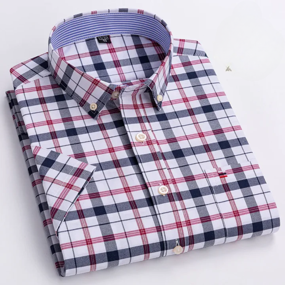 Camicia a quadri uomo, maniche corte, bianca con righe rosse e blu, colletto button-down, stile casual elegante, perfetta per l'estate.