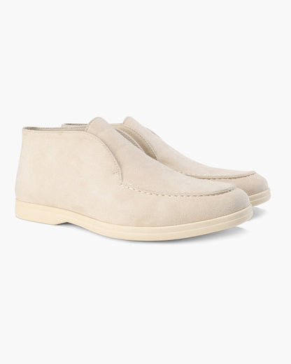 Scarpe chukka beige in pelle scamosciata, design elegante e casual, suola in gomma chiara, ideali per look autunnali e primaverili.