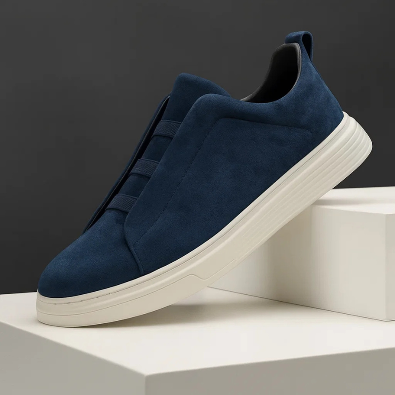 Herresneakers i kunstigt ruskind med elastiske snørebånd i ring og polstret indersål – Gummisål