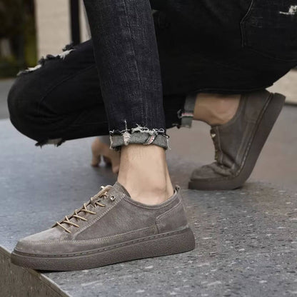 Herresneakers med snørelukning og gummisål – casual ruskindlook