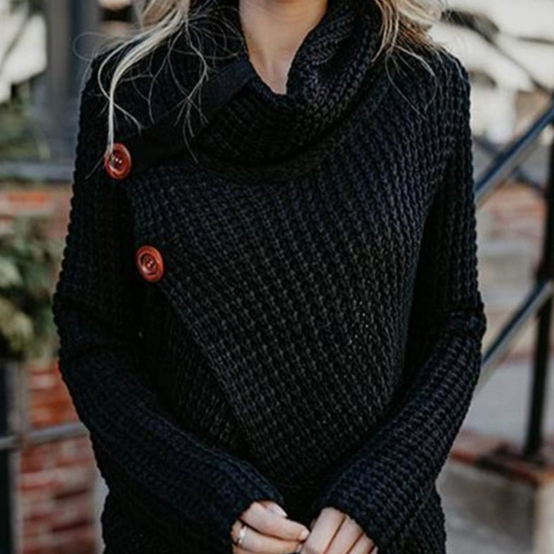 Maglione nero a maglia grossa con bottoni rossi, indossato da una donna. Moda invernale elegante, abbigliamento caldo e confortevole.
