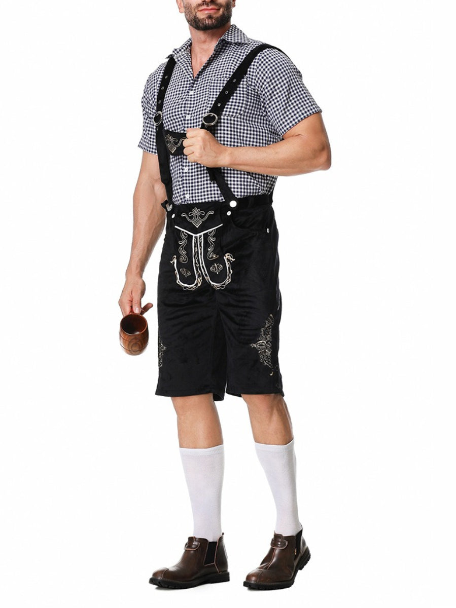 Uomo in abbigliamento tradizionale bavarese, indossa lederhosen neri con ricami, camicia a quadri blu e bianchi, calze bianche e scarpe marroni.