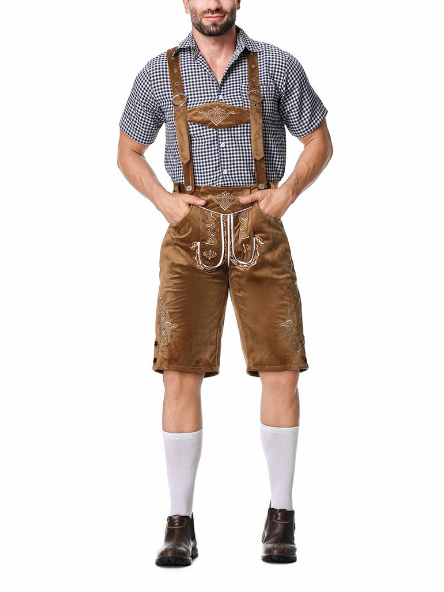 Uomo in abbigliamento tradizionale bavarese, indossa lederhosen marroni con bretelle e camicia a quadri. Stile Oktoberfest, moda tedesca.