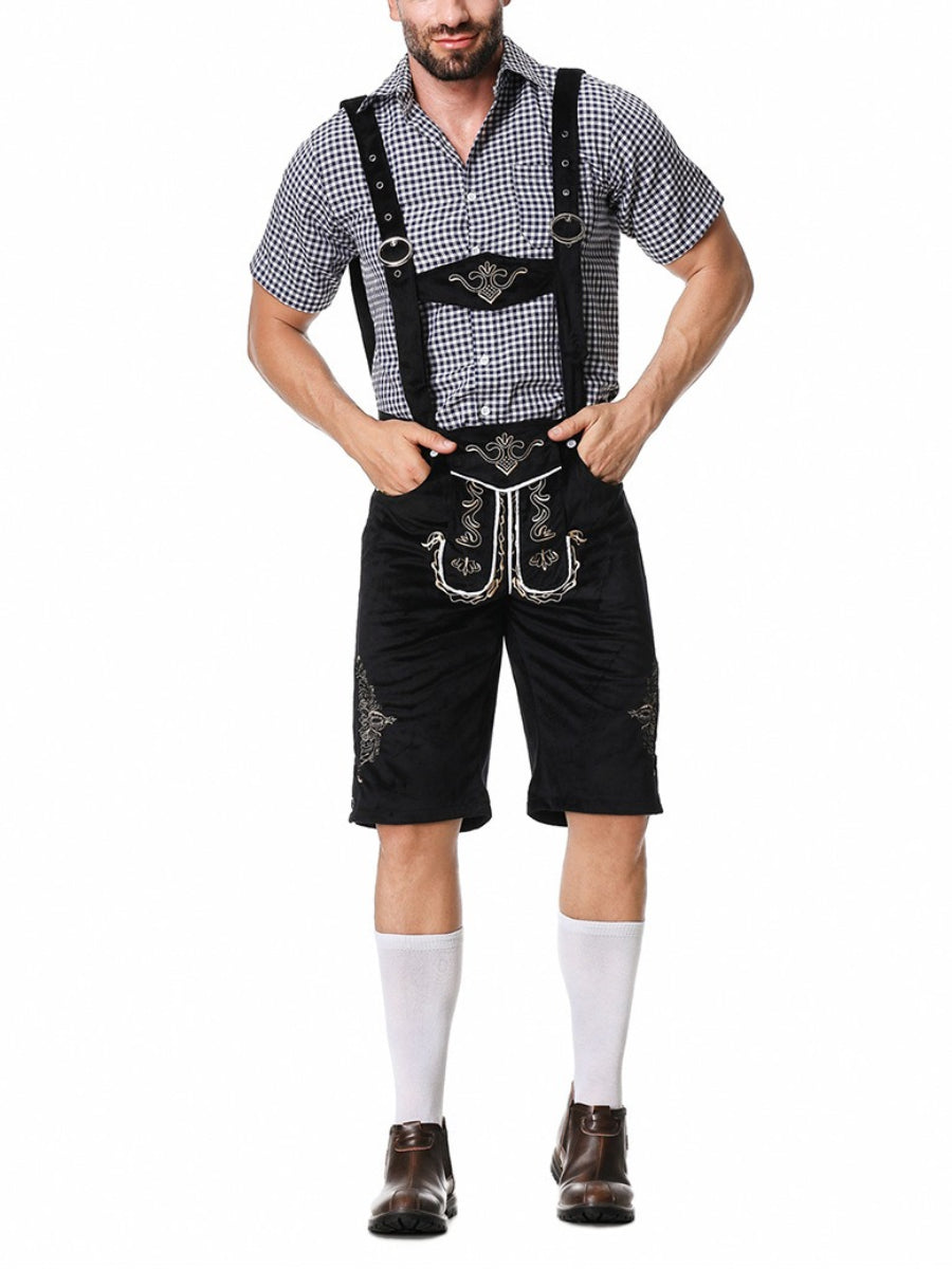 Uomo in abbigliamento tradizionale bavarese, indossa lederhosen neri con ricami, camicia a quadri e calze bianche. Moda Oktoberfest, costume tedesco.