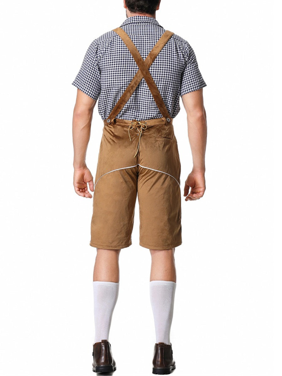 Uomo in abbigliamento tradizionale bavarese, con camicia a quadri blu e bianchi, pantaloni corti marroni con bretelle, calze bianche e scarpe marroni.