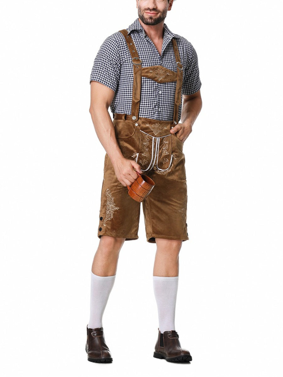 Uomo in abbigliamento tradizionale bavarese con camicia a quadri e lederhosen marroni, tiene un boccale di birra. Oktoberfest, costume tedesco.