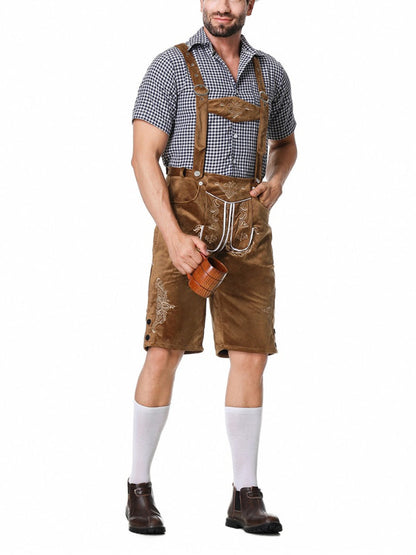 Uomo in abbigliamento tradizionale bavarese con camicia a quadri e lederhosen marroni, tiene un boccale di birra. Oktoberfest, costume tedesco.