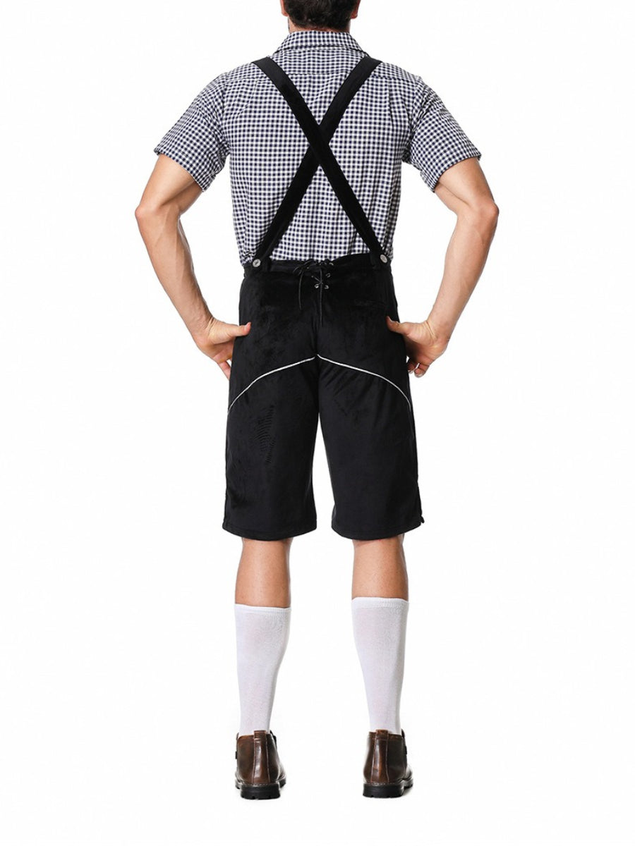 Uomo in abbigliamento tradizionale bavarese, con camicia a quadri, pantaloni corti neri con bretelle, calze bianche e scarpe marroni.