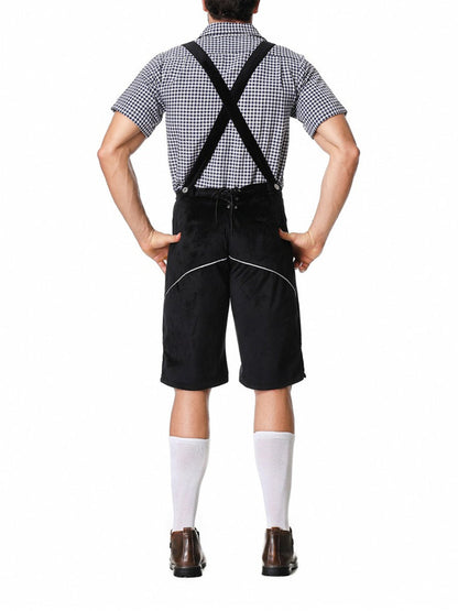 Uomo in abbigliamento tradizionale bavarese, con camicia a quadri, pantaloni corti neri con bretelle, calze bianche e scarpe marroni.