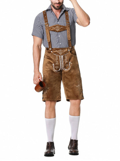 Uomo in abbigliamento tradizionale bavarese, indossa lederhosen marroni con camicia a quadri blu e bianchi, calze bianche e scarpe marroni, tiene un boccale.
