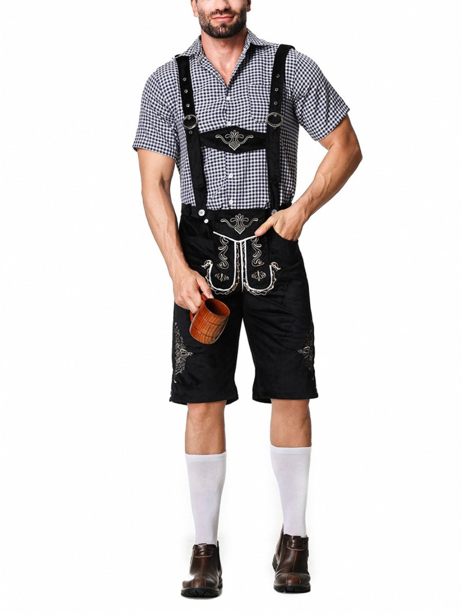 Uomo in abbigliamento tradizionale bavarese con lederhosen neri, camicia a quadri blu e bianchi, calze bianche e scarpe marroni, tiene un boccale.