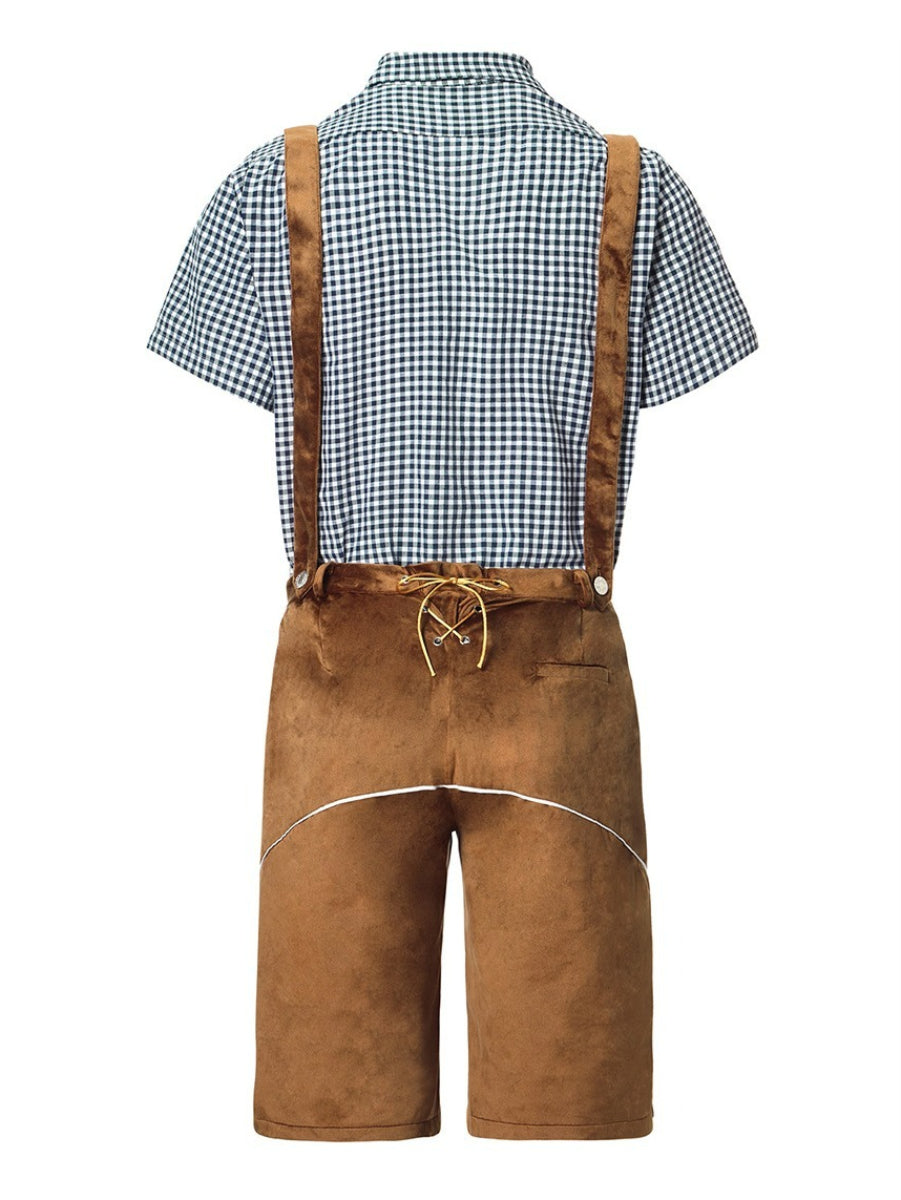 Abbigliamento tradizionale bavarese: camicia a quadri blu e bianchi con pantaloni corti in pelle marrone e bretelle. Outfit Oktoberfest uomo.