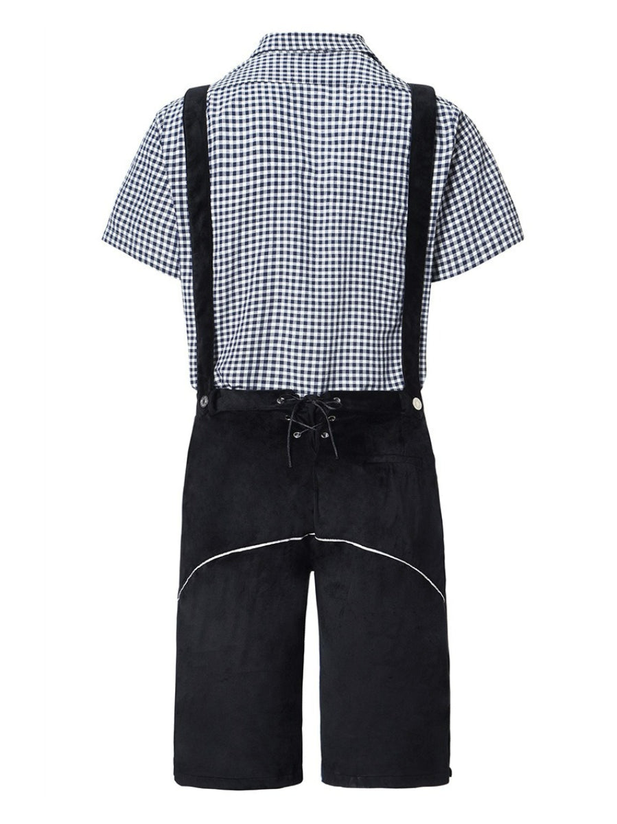 Abbigliamento tradizionale bavarese: camicia a quadri bianca e blu con pantaloni corti neri e bretelle. Stile Oktoberfest, moda uomo.