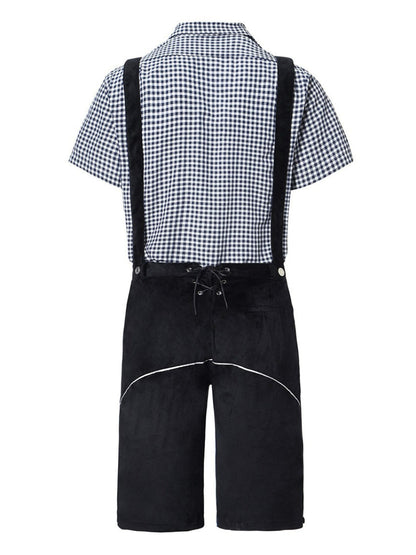 Abbigliamento tradizionale bavarese: camicia a quadri bianca e blu con pantaloni corti neri e bretelle. Stile Oktoberfest, moda uomo.