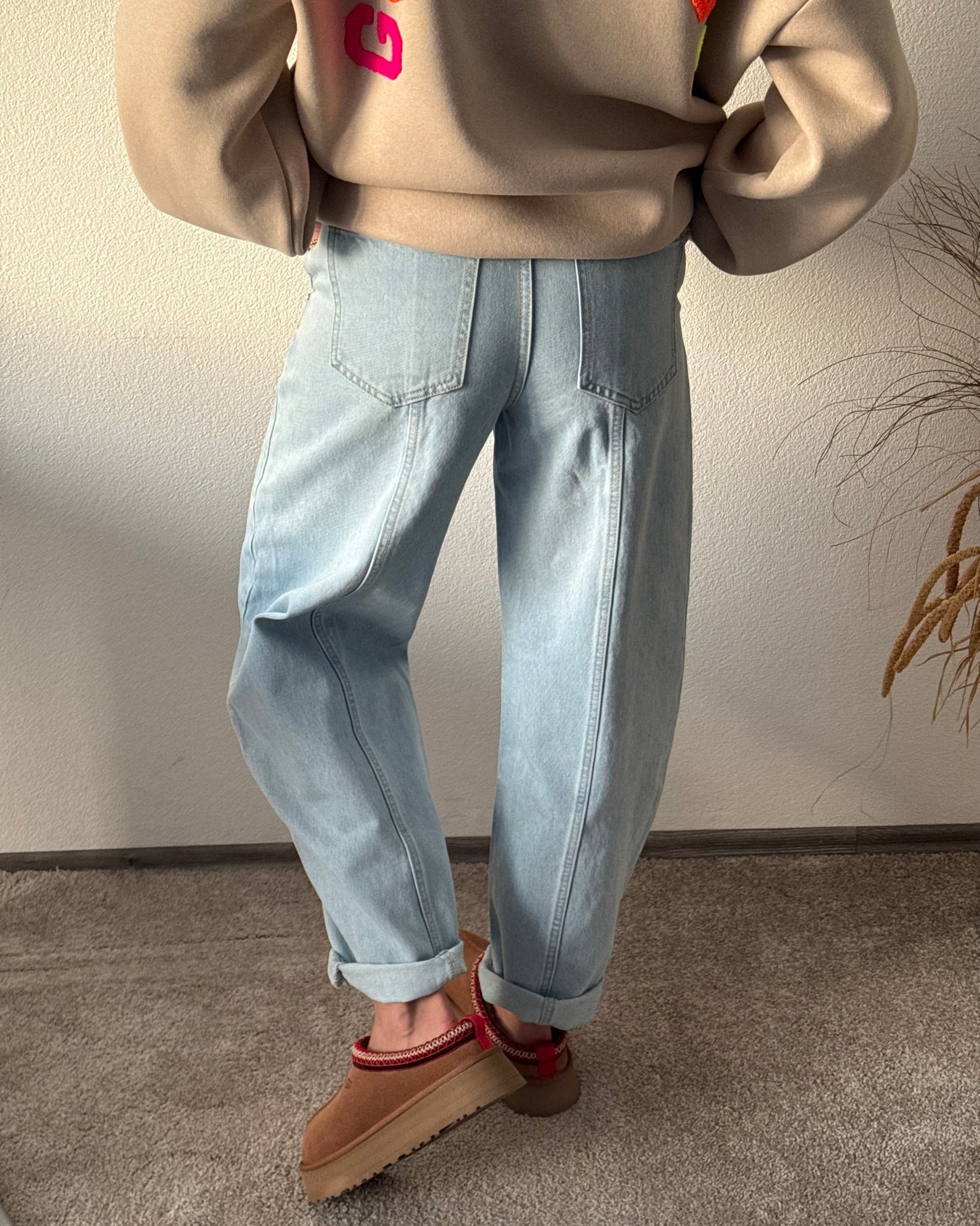 Damejeans med vide ben og mellemhøj talje, lyseblå barrel-effekt