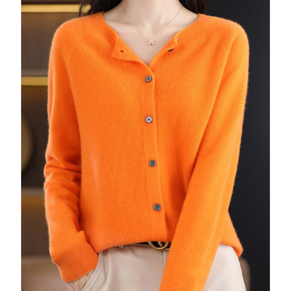 Maglione arancione in cashmere con bottoni, indossato da una donna. Moda autunnale elegante, abbigliamento caldo e confortevole.