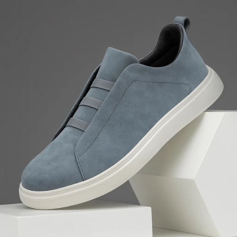 Herresneakers i kunstigt ruskind med elastiske snørebånd i ring og polstret indersål – Gummisål