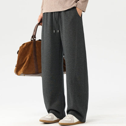 Herre-sweatpants med brede ben og løs pasform, elastik i taljen, snøre og sidelommer.