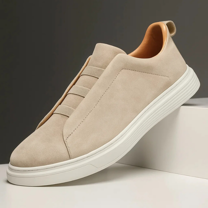 Herresneakers i kunstigt ruskind med elastiske snørebånd i ring og polstret indersål – Gummisål