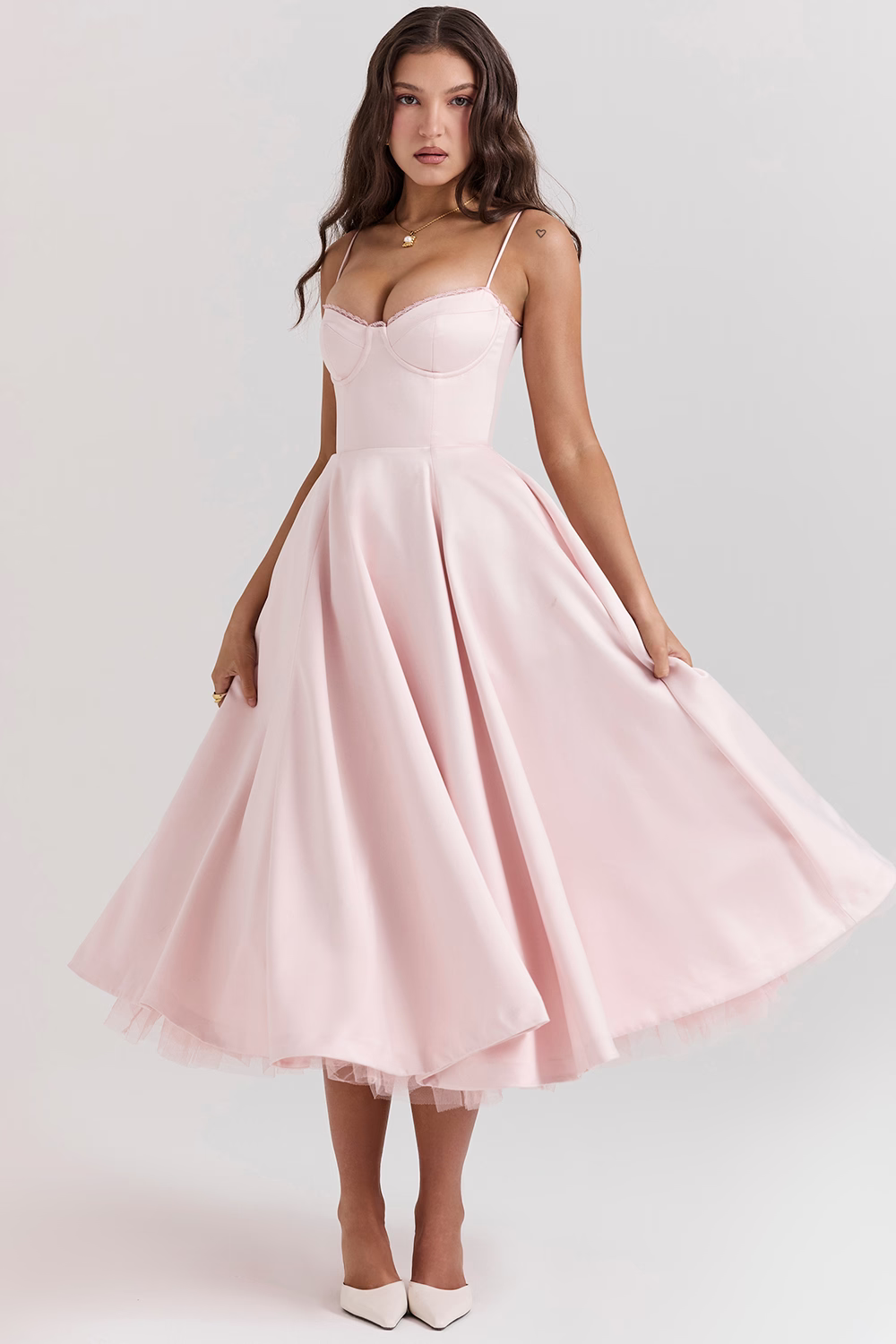 Donna in abito rosa elegante, stile vintage, con corpetto aderente e gonna ampia. Moda femminile, abbigliamento da sera, tendenza 2023.