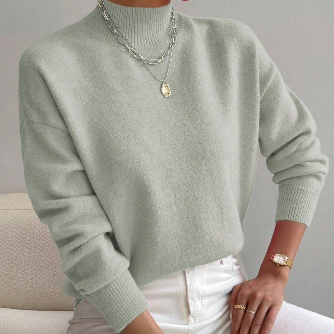 Women's cashmere turtleneck sweater with a straight fit and ribbed trims.