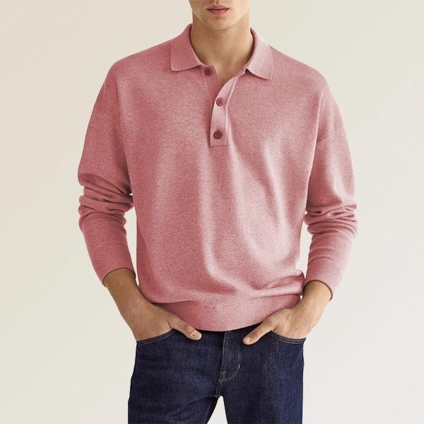 Maglione rosa uomo con colletto e bottoni, abbinato a jeans blu. Moda casual maschile, abbigliamento autunnale elegante e confortevole.