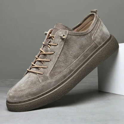 Herresneakers med snørelukning og gummisål – casual ruskindlook