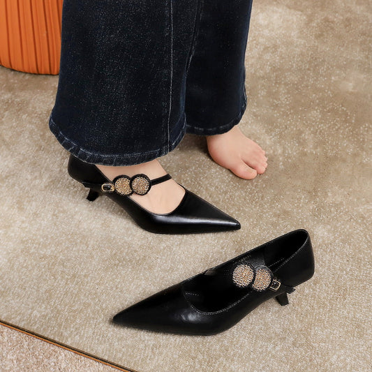 Spidse damesko med stiletthæl, rem og spænde – elegante pumps