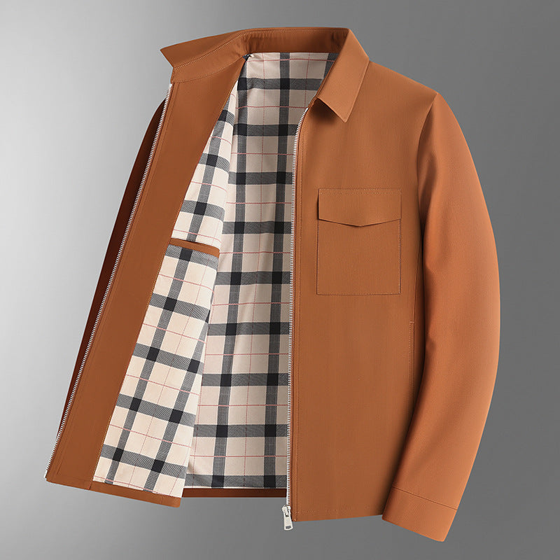 Giacca marrone da uomo con fodera a quadri, tasca frontale, cerniera, stile casual elegante. Moda maschile, abbigliamento autunnale.