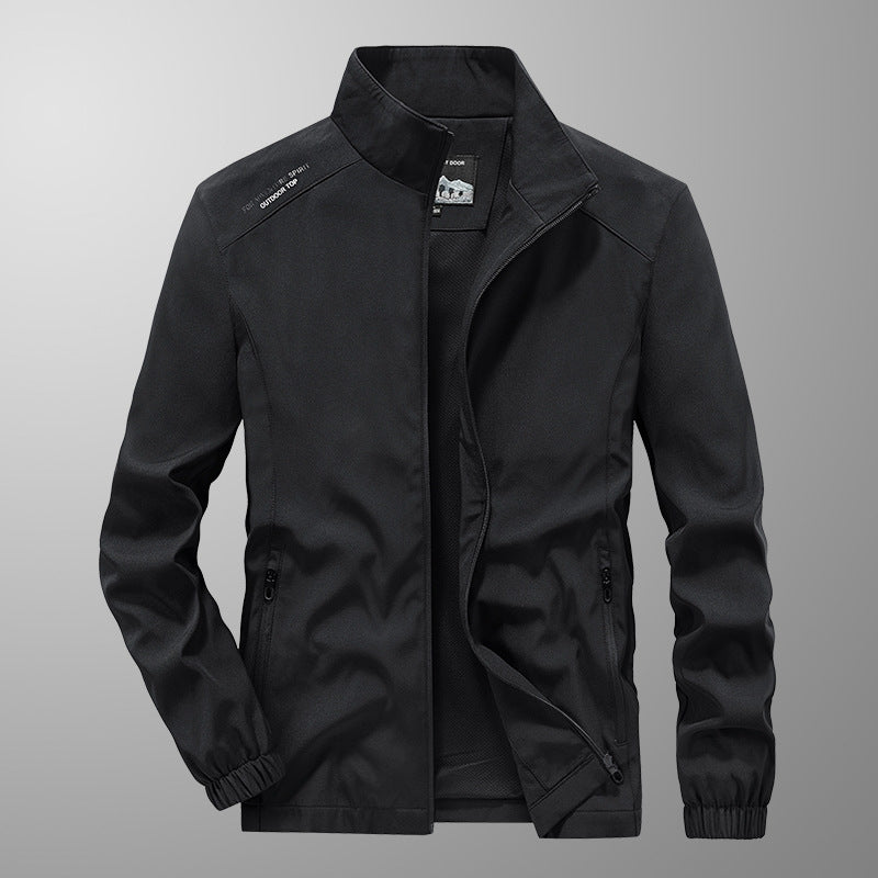 Giacca nera da uomo, stile casual, con zip frontale e colletto rialzato. Design moderno, ideale per moda autunnale e invernale.