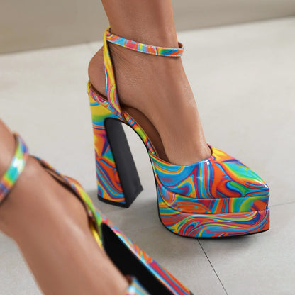 Scarpe con tacco alto multicolore, design psichedelico, cinturino alla caviglia, moda donna, calzature trendy, stile vivace e moderno.