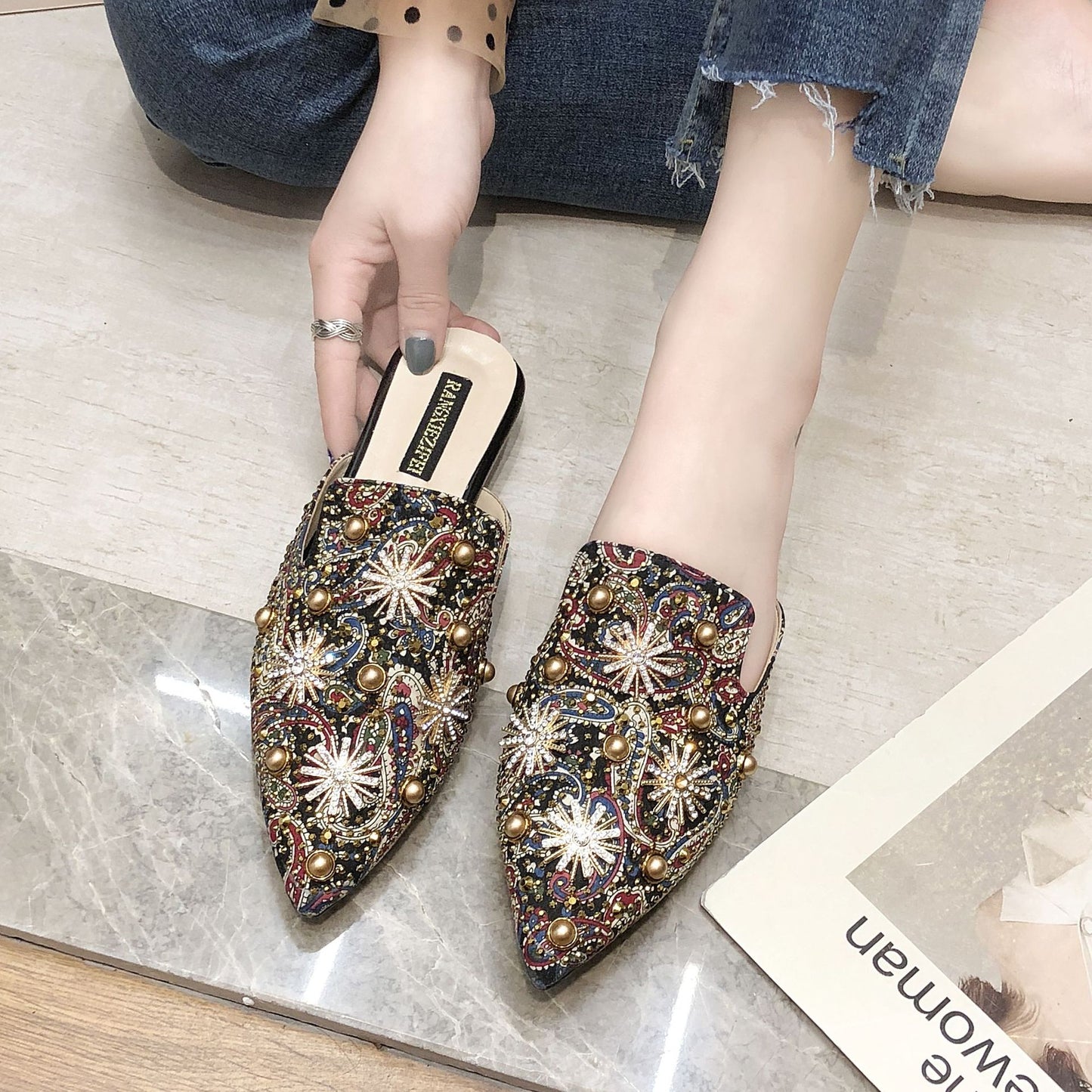 Pantuflas bajas para mujer estilo romano Baotou con punta a punta y detalle metálico – Suela antideslizante