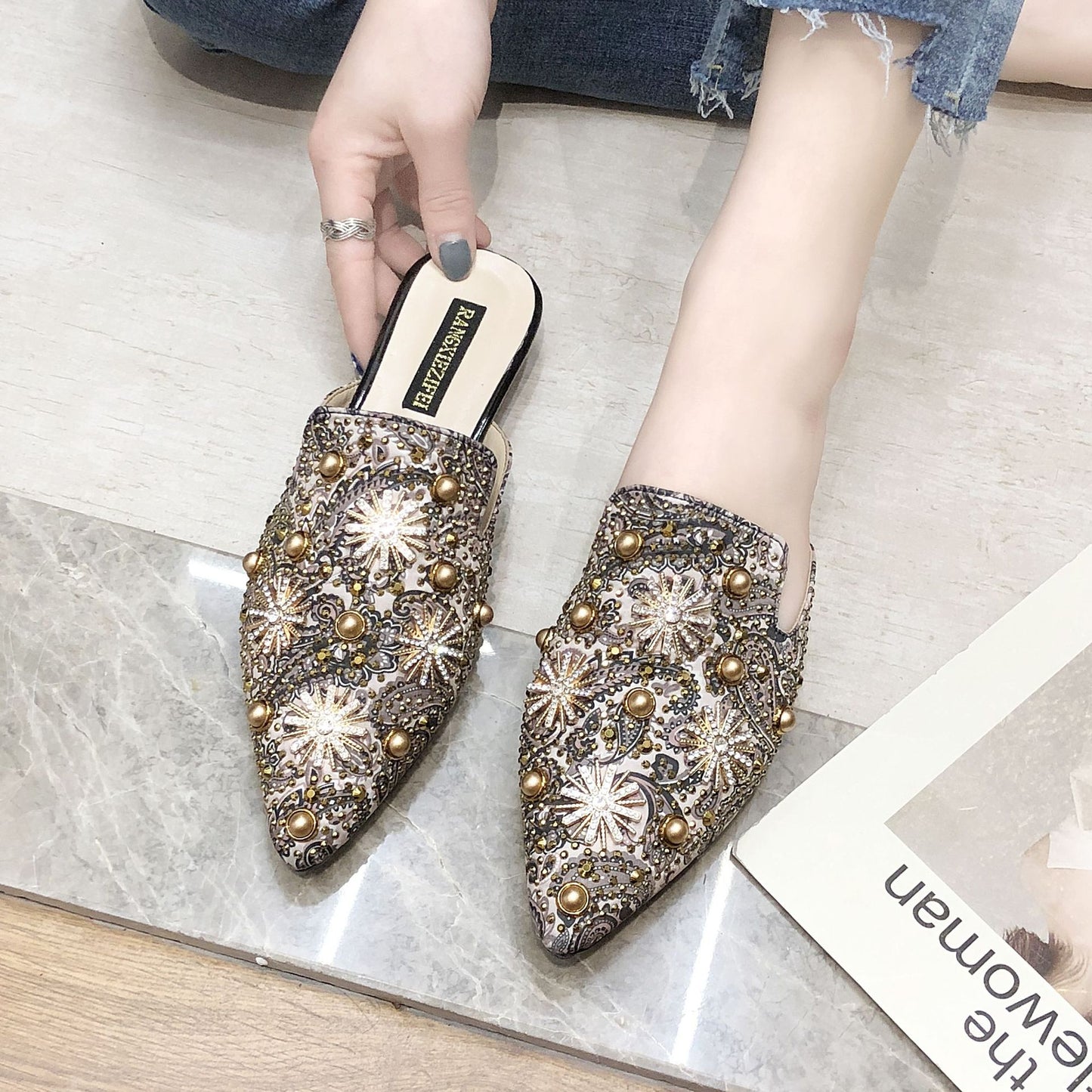 Pantuflas bajas para mujer estilo romano Baotou con punta a punta y detalle metálico – Suela antideslizante