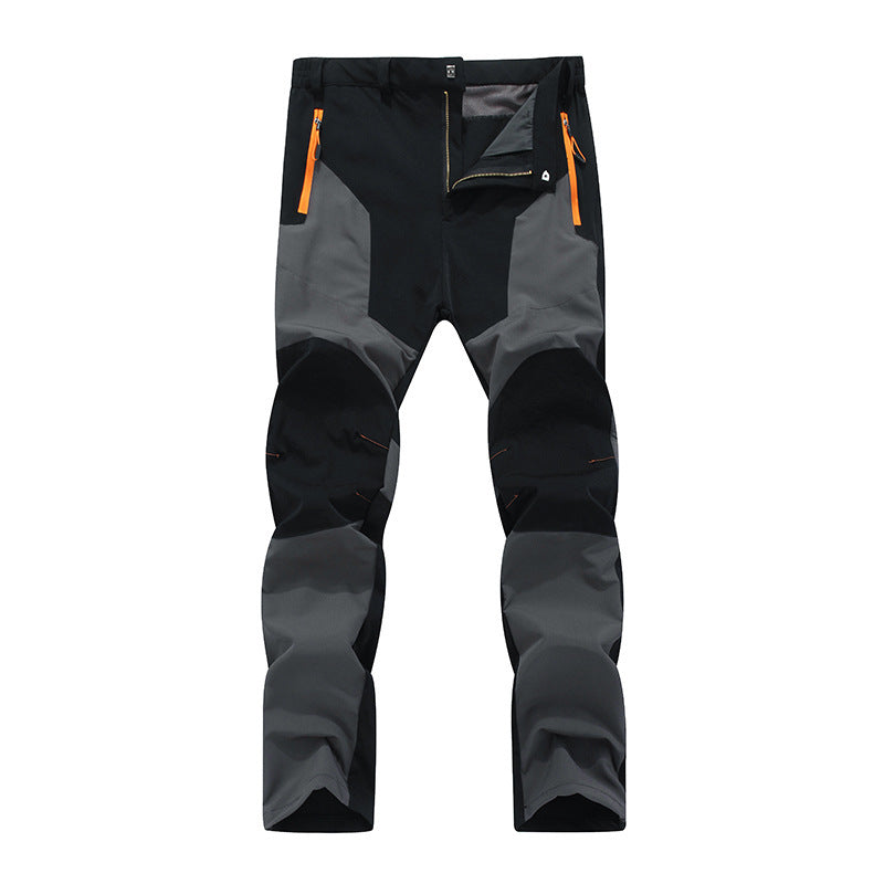 Pantaloni da trekking uomo, neri e grigi, con cerniere arancioni. Design resistente, ideale per escursioni e attività outdoor.