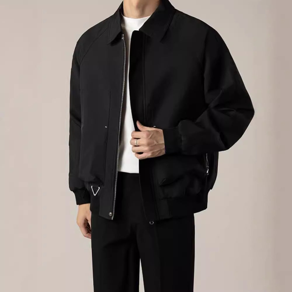 Giacca nera uomo, stile casual, con zip e colletto classico. Moda autunnale, abbigliamento maschile elegante. Sfondo neutro.