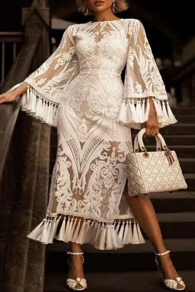 Donna in abito bianco trasparente con motivi floreali e frange, borsa elegante, scarpe con tacco. Moda femminile, abbigliamento elegante.